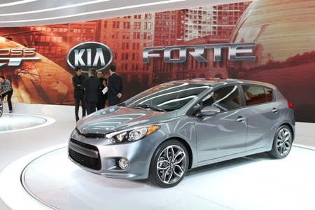 Kia Forte bản hatchback 5 cửa thế hệ mới trình làng - 4 Vô-lăng và cần số được bọc da